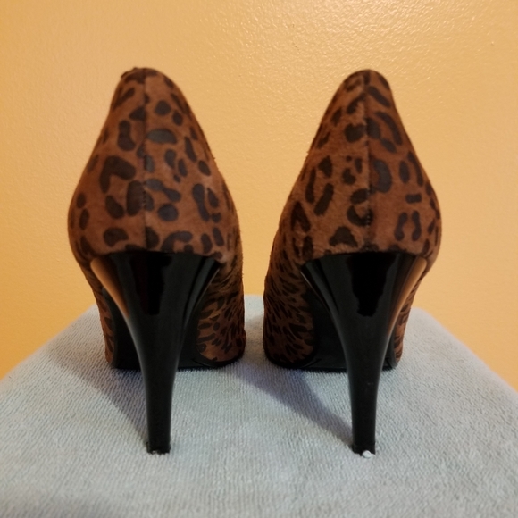 Dana Buchman Leon print pumps - Picture 2 of 8